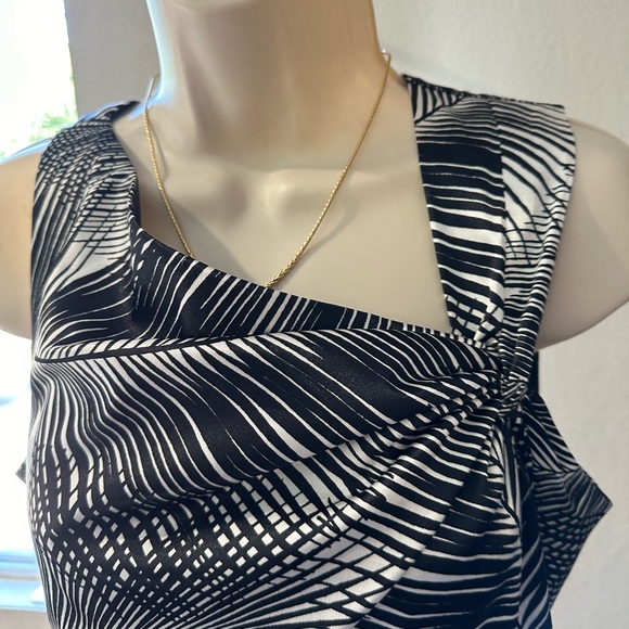 Maggy London very special dress size 10. Satin like fabric in black and white. - Picture 3 of 6